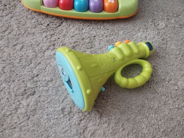 Piano y trompeta musical infantil