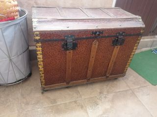 Baúl antiguo de madera y metal