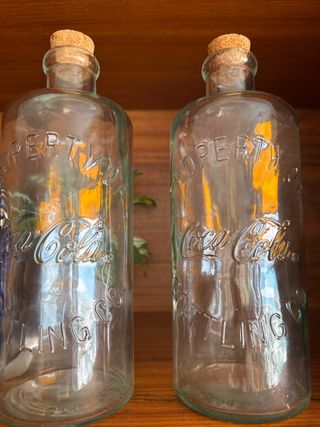 2 vecchie bottiglie di Coca-Cola