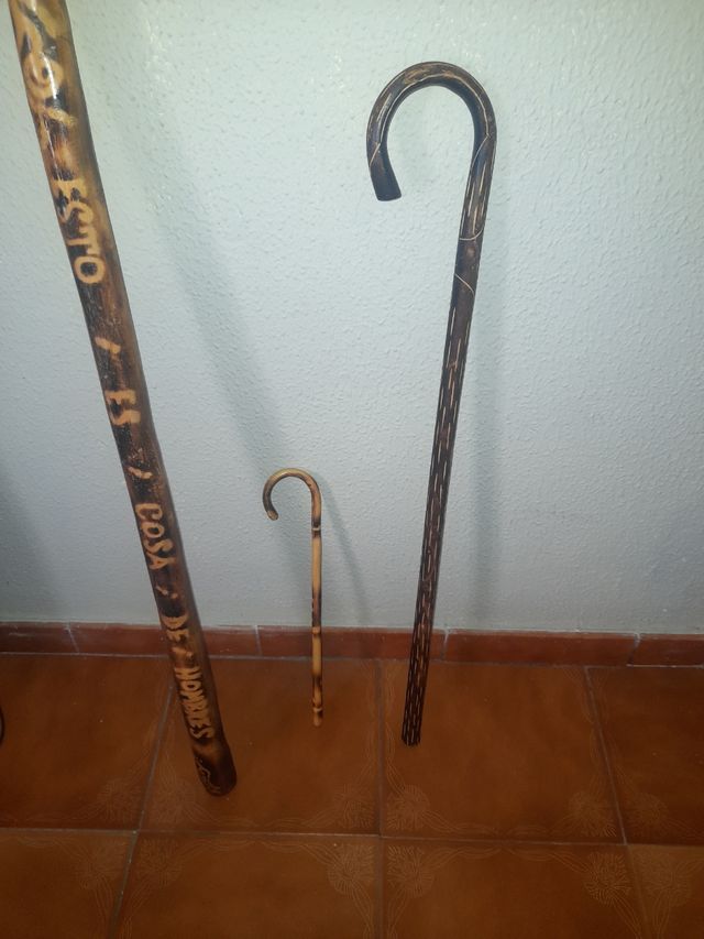 -2 Horcas
-2Bastón 1tayado
-2garrote con lema.1niñ