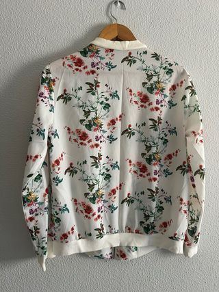 Bomber floral blanco