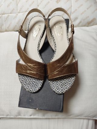 Sandalias Kess doradas
