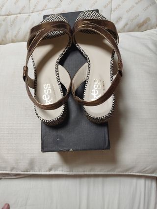 Sandalias Kess doradas