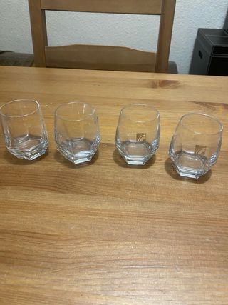 Cubitera con 4 vasos y pinzas