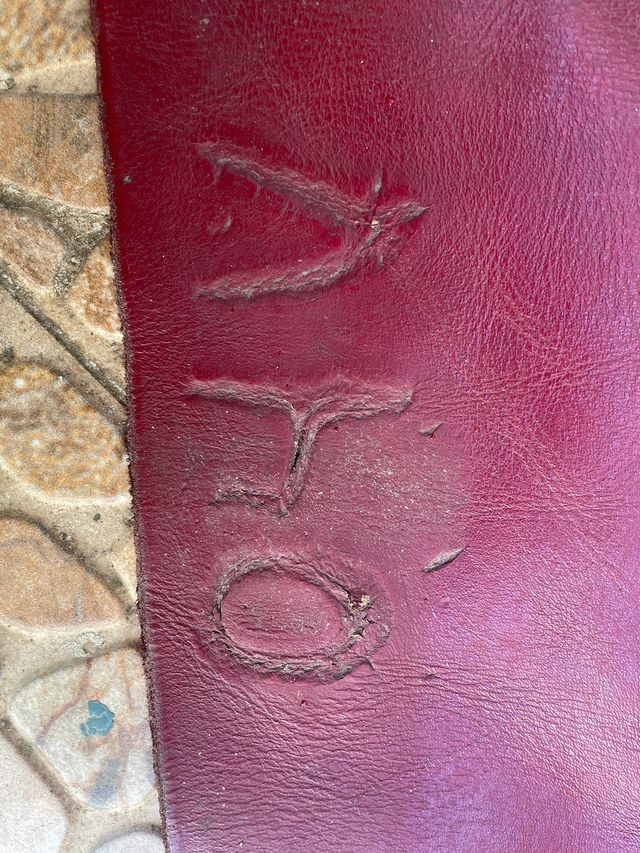 Alfombra de piel natural roja burdeos