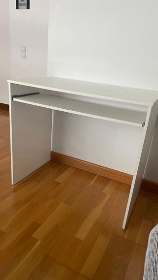 Mesa escritorio blanca con balda