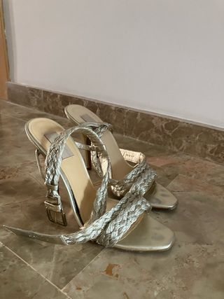 Sandalias doradas de Zara con tacón 