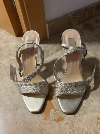 Sandalias doradas de Zara con tacón 