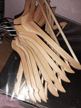 40 Perchas de madera marrón