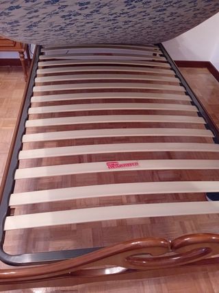 Dormitorio de 2 camas de madera estilo clásico