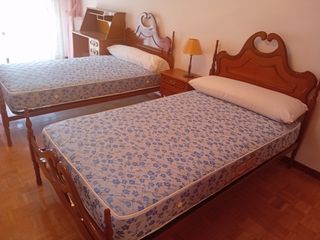 Dormitorio de 2 camas de madera estilo clásico