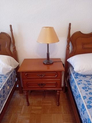 Dormitorio de 2 camas de madera estilo clásico