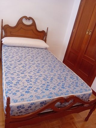 Dormitorio de 2 camas de madera estilo clásico
