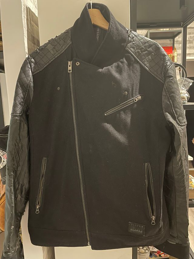 Chaqueta negra de cuero y lana