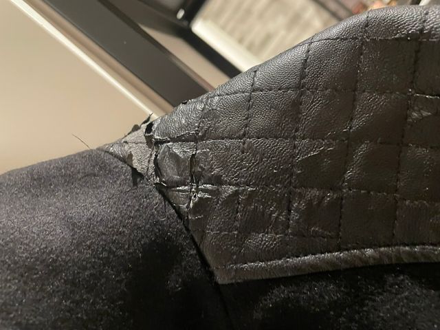 Chaqueta negra de cuero y lana