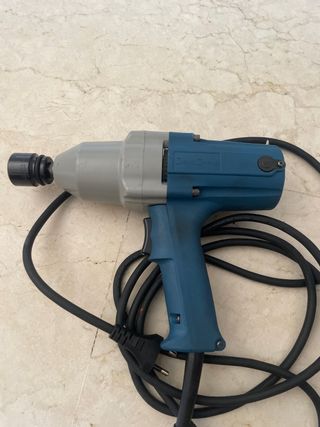 Atornilladora impacto eléctrica
