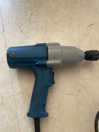 Atornilladora impacto eléctrica