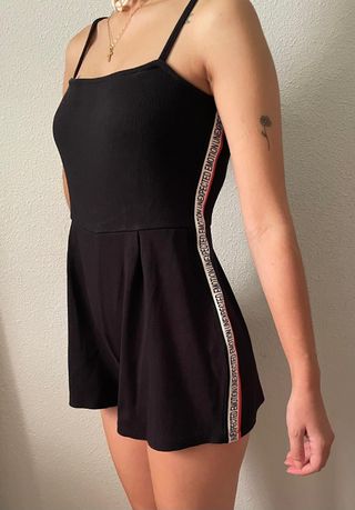 Mono corto de tirantes. Bershka.