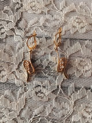 Pendientes dorados con circonitas