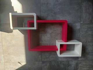 Estantería modular rosa y blanca