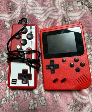Consola portátil roja con 500 juegos clásicos