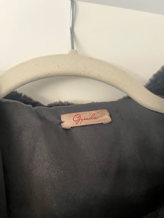 Chaqueta negra pelo sintético