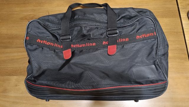 Bolsa de viaje Action Line negra y roja