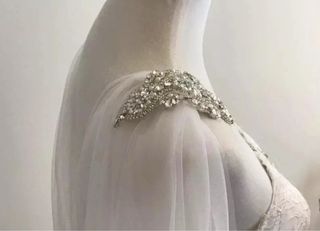 Capa de novia con pedrería – NUEVA, impecable