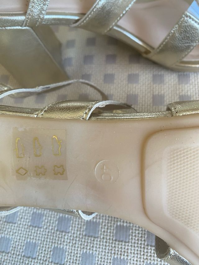 Sandalias doradas tacón grueso