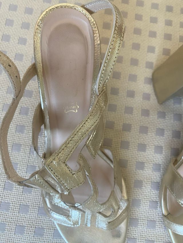 Sandalias doradas tacón grueso