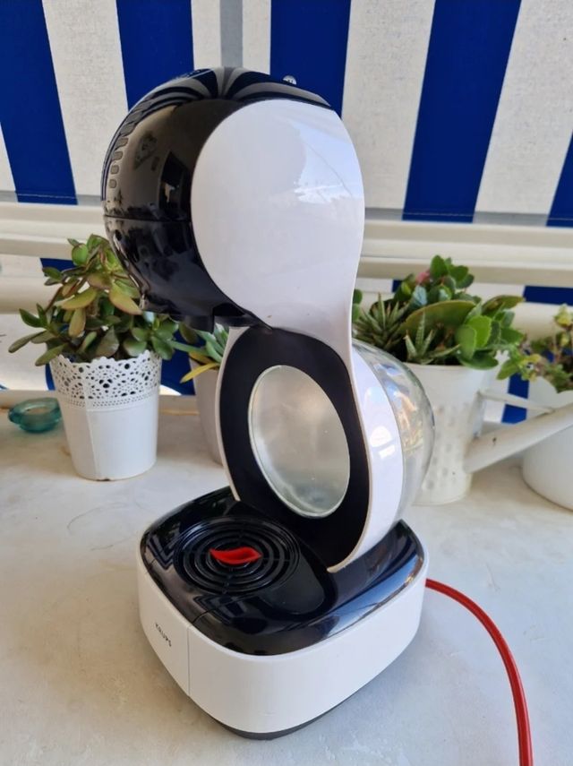 Cafetera Dolce Gusto - Negra y Blanca