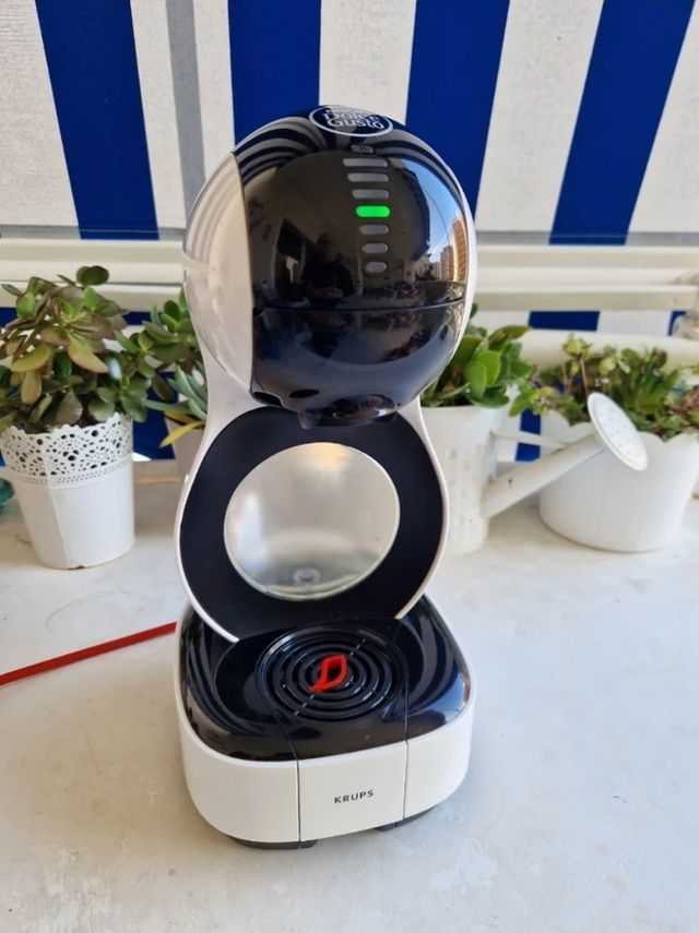 Cafetera Dolce Gusto - Negra y Blanca