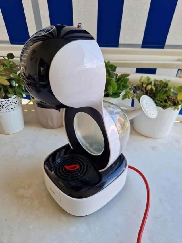 Cafetera Dolce Gusto - Negra y Blanca