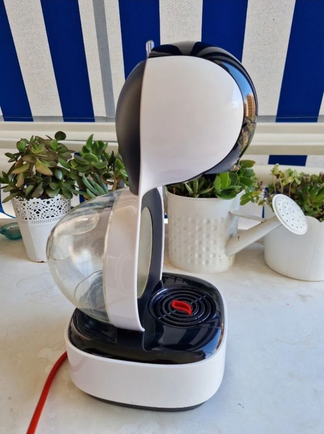Cafetera Dolce Gusto - Negra y Blanca