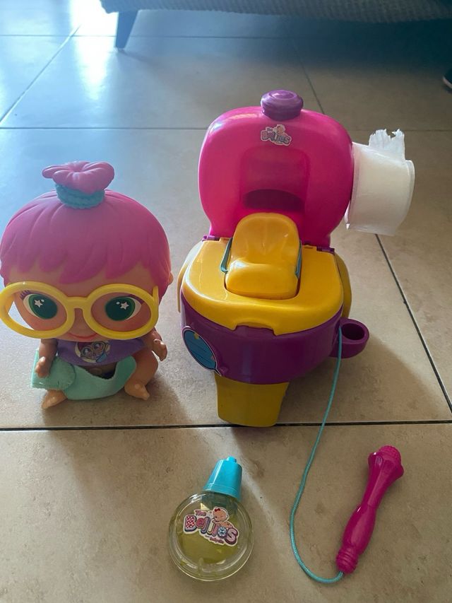 Muñeca Bellies + inodoro