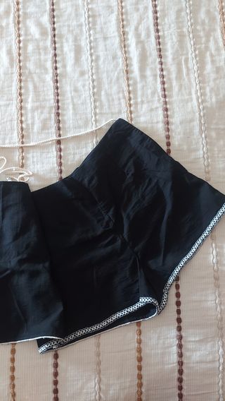 Shorts negros con detalles blancos