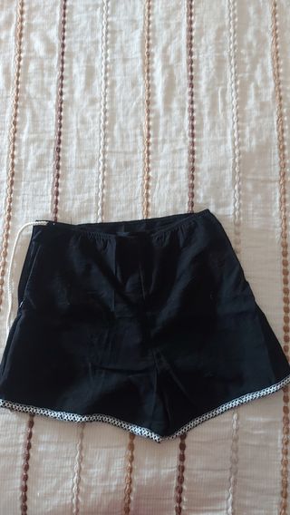 Shorts negros con detalles blancos