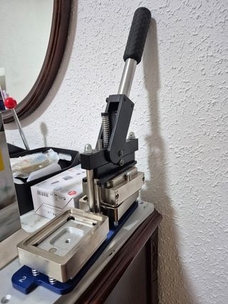 Máquina de imanes y Chapas e B-900S - Prensa Manua