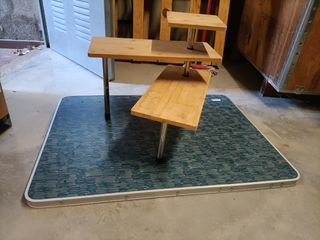 Estantería de madera y metal