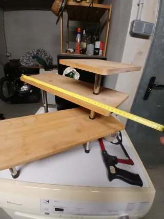 Estantería de madera y metal