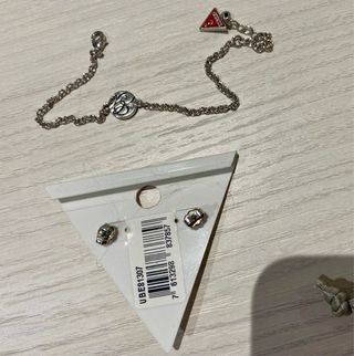 Juego Guess: Pulsera y pendientes plata