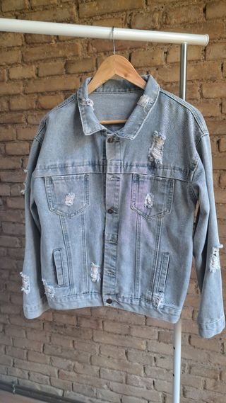 Chaqueta vaquera desgastada oversize.