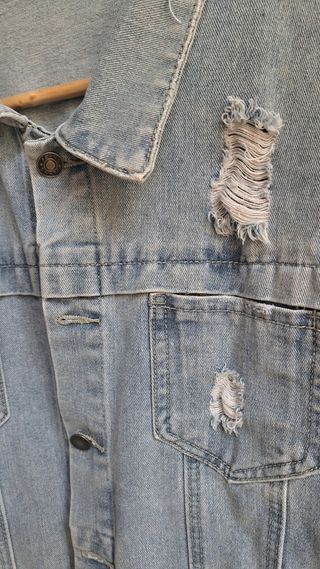 Chaqueta vaquera desgastada oversize.