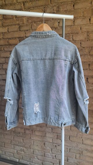 Chaqueta vaquera desgastada oversize.