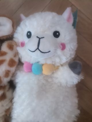 2 Muñecos de peluche: Jirafa y Alpaca