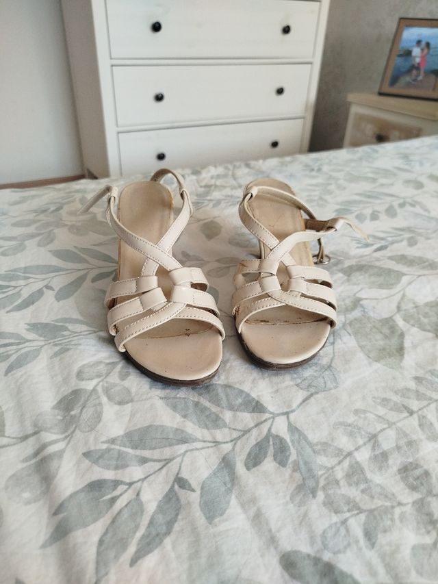 Sandalias beige tacón medio