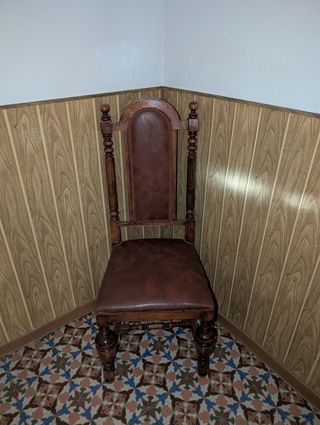 Silla antigua madera cuero