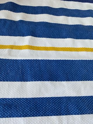 Alfombra IKEA azul y blanca