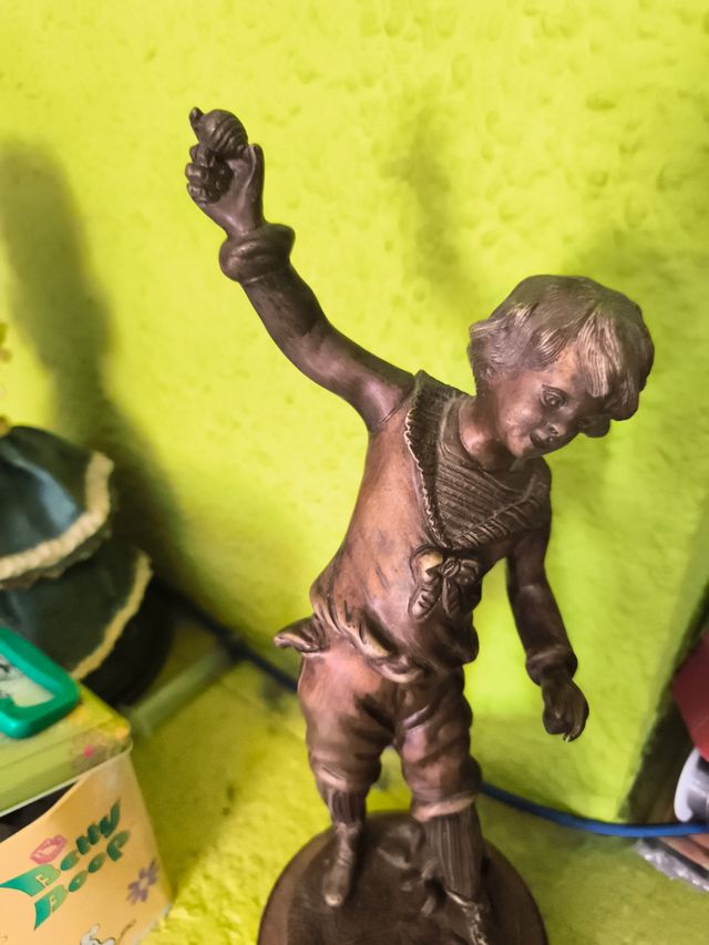 Escultura niño bronce