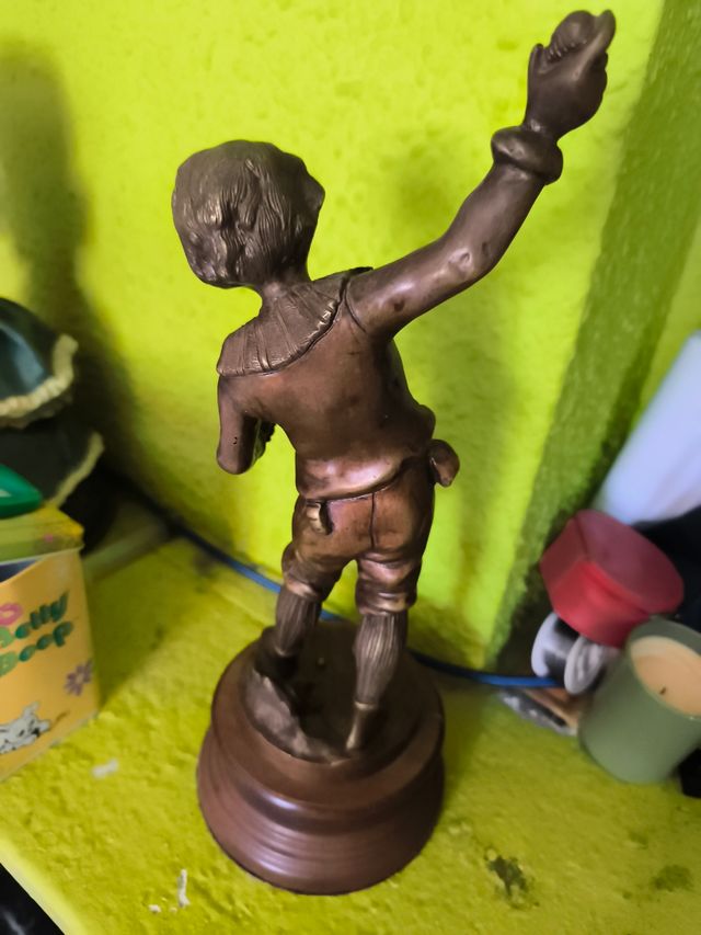 Escultura niño bronce